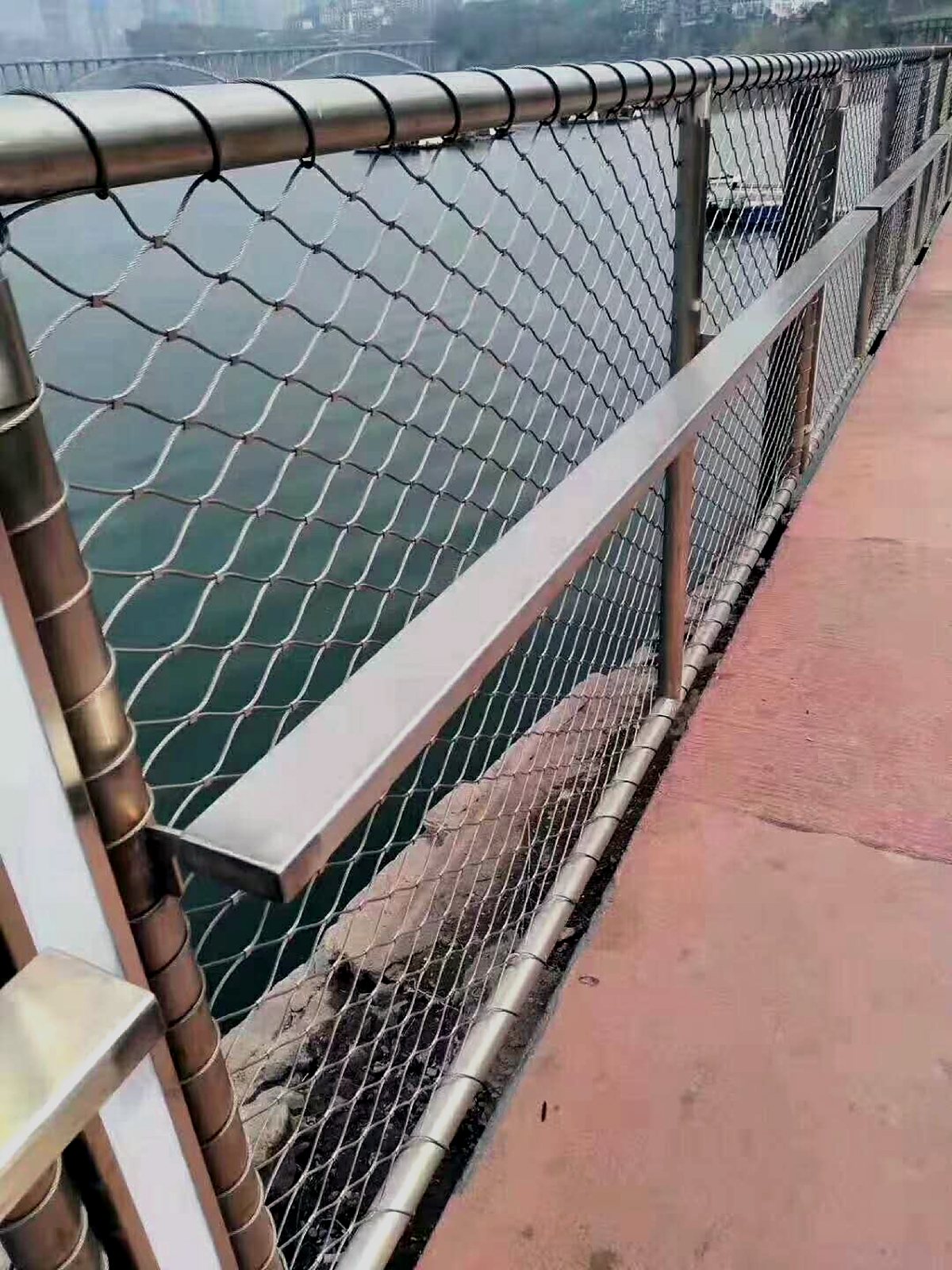 香港培基小学 · 编织网围栏与金属边框