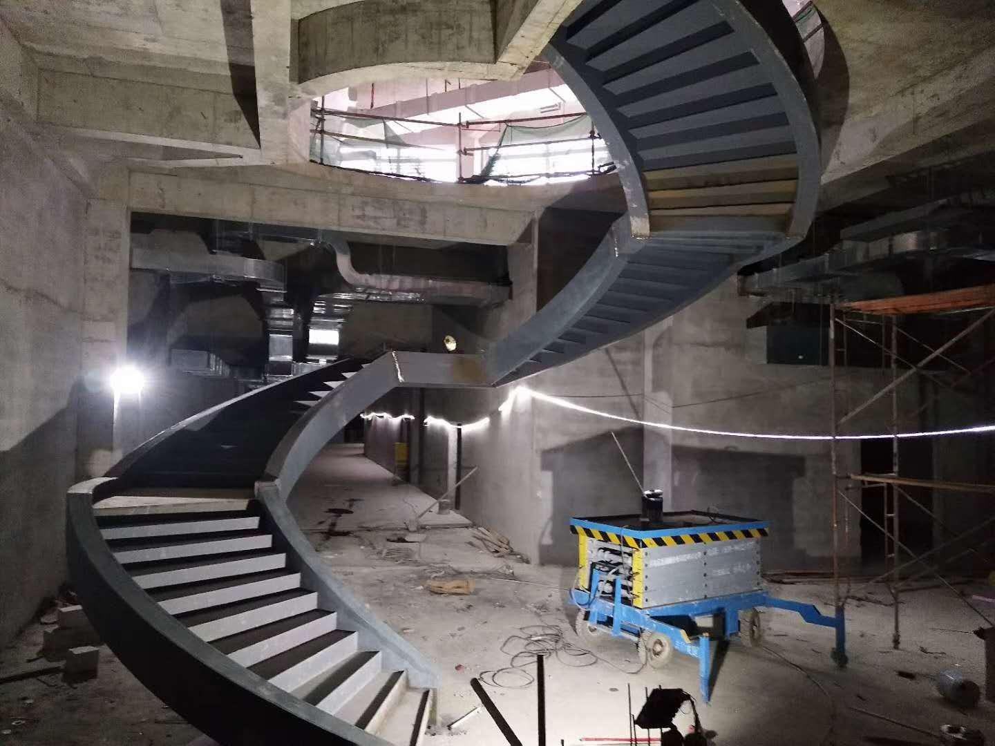 台湾科技园华为南部学校2#运动中心 · 运动中心楼梯钢构安装