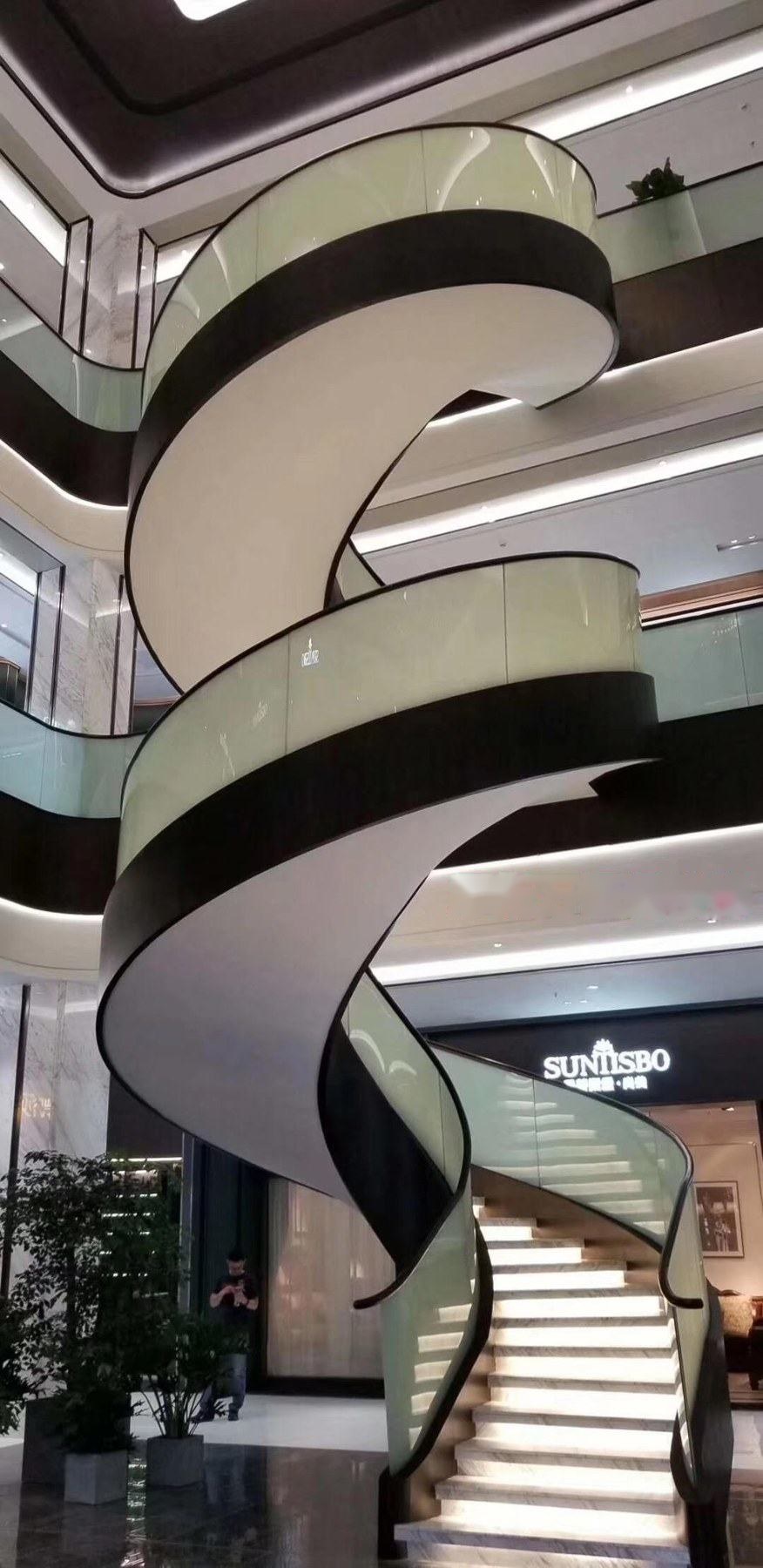 万恒通厚街独立店 · 多层旋转楼梯完成后实景