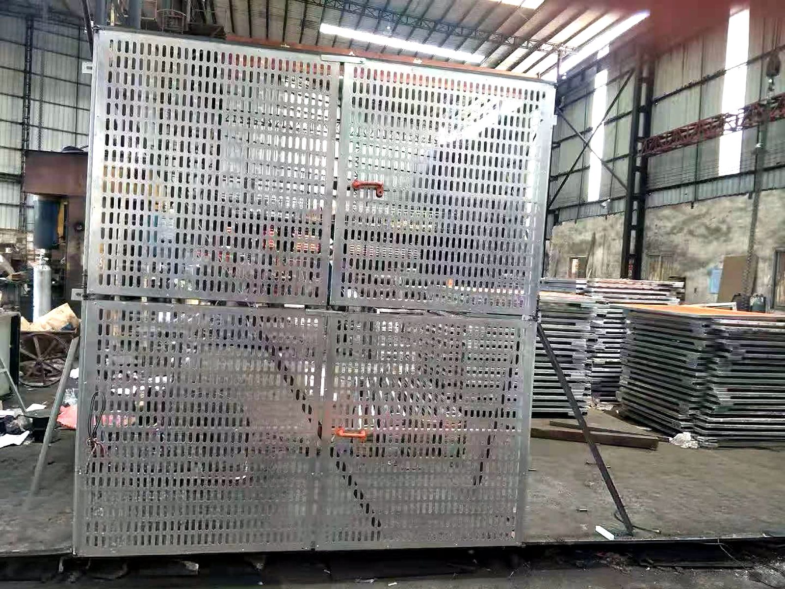 香港华营建筑临时门配套 · 临时门车间组装